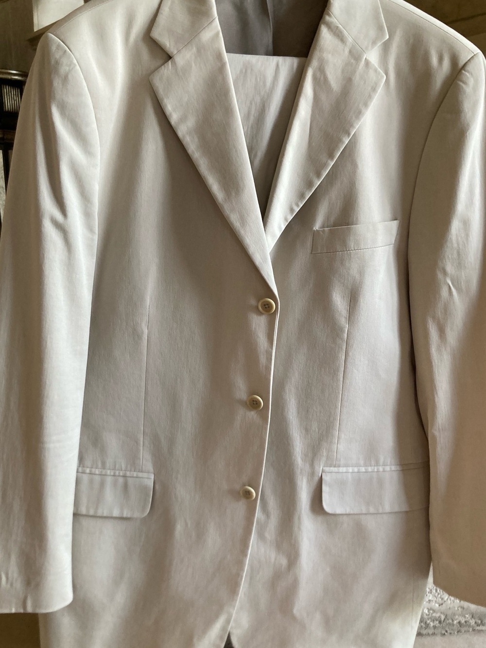 Men’s Cream Single-Breasted Suit.